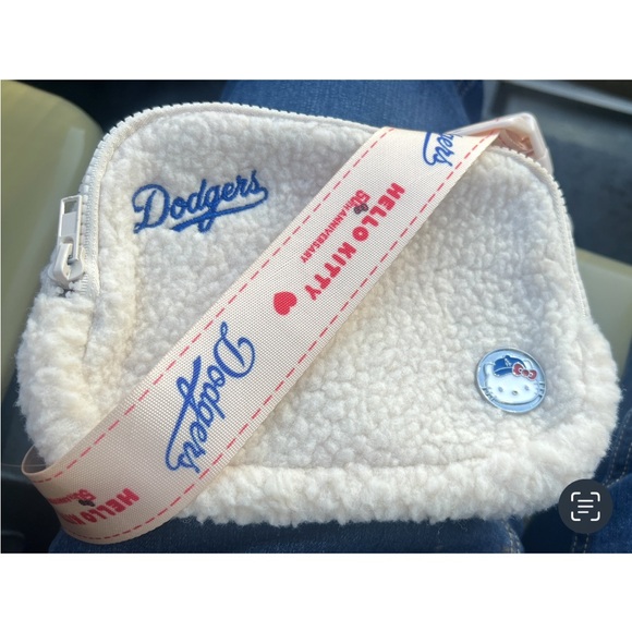 World Series Champion Dodgers💙 HelloKitty belt bag/crossbody New in sealed bag - Picture 7 of 8